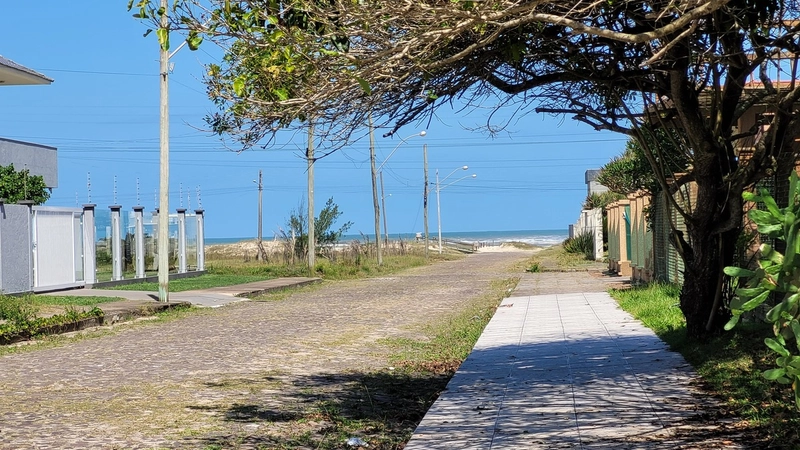 TERRENO 225M² - 2 QUADRAS DO MAR - ACEITA CARRO E PRAZO DIRETO!: 1ª foto da galeria de imagens do imóvel