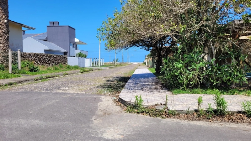 TERRENO 225M² - 2 QUADRAS DO MAR - ACEITA CARRO E PRAZO DIRETO!: 2ª foto da galeria de imagens do imóvel