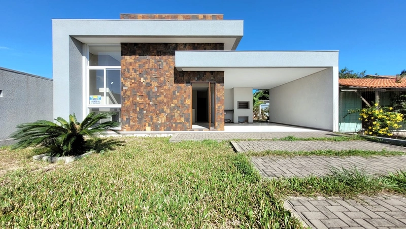 CASA 140M² COM 3 SUÍTES - 4 QUADRAS DO MAR: 1ª foto da galeria de imagens do imóvel