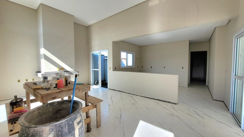 CASA 140M² COM 3 SUÍTES - 4 QUADRAS DO MAR: 6ª foto da galeria de imagens do imóvel