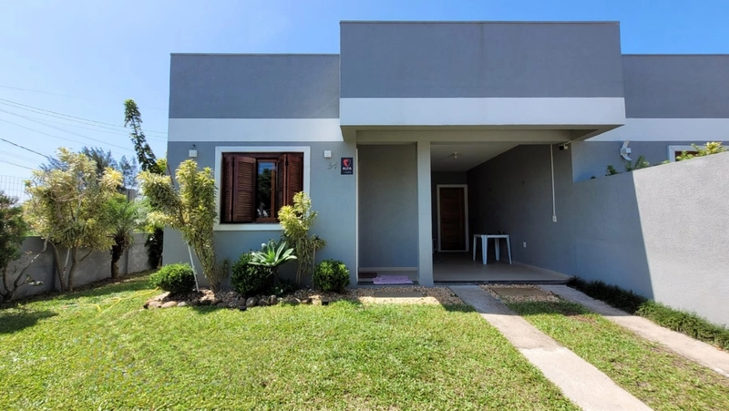 CASA DE ESQUINA - 2 DORMITÓRIOS - 100 METROS DA BEIRA MAR: 1ª foto da galeria de imagens do imóvel