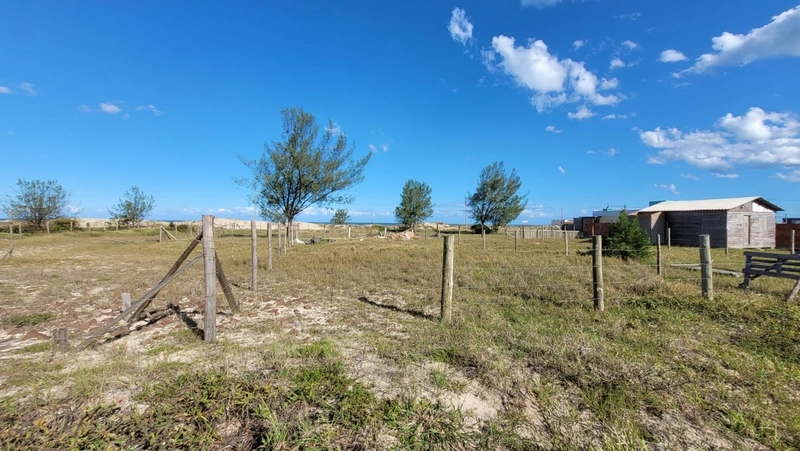 OFERTA! TERRENO P/ INVESTIDOR HÁ 1 QUADRA DO MAR: 2ª foto da galeria de imagens do imóvel