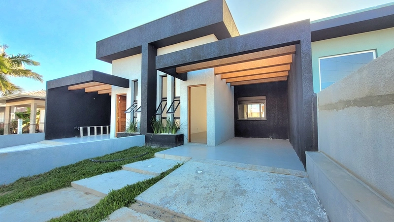 CASA 2 DORMITÓRIOS (1 SUÍTE) - 76M² PRIVATIVOS - 3 QUADRAS DO MAR: 1ª foto da galeria de imagens do imóvel