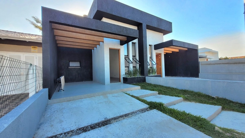 CASA 3 DORMITÓRIOS (1 SUÍTE) - 82M² PRIVATIVOS - 3 QUADRAS DO MAR: 1ª foto da galeria de imagens do imóvel
