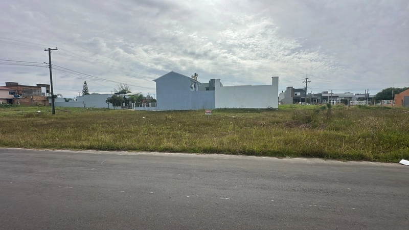 TERRENO 3 QUADRAS DO MAR - FRENTE AVENIDA - PRÓXIMO AOS RECURSOS: 1ª foto da galeria de imagens do imóvel
