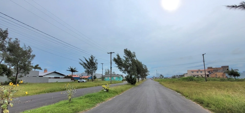 TERRENO 3 QUADRAS DO MAR - FRENTE AVENIDA - PRÓXIMO AOS RECURSOS: 3ª foto da galeria de imagens do imóvel