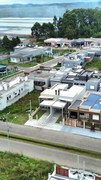 CASA 2 DORMITÓRIOS (1 SUÍTE) - GARAGEM COBERTA - FRENTE AVENIDA: 5ª foto da galeria de imagens do imóvel