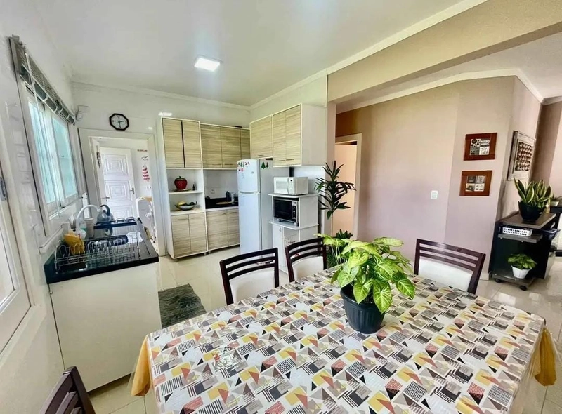 CASA 3 DORMITÓRIOS (1 SUÍTE) - 2 QUADRAS DO MAR - MOBILIADA: 8ª foto da galeria de imagens do imóvel