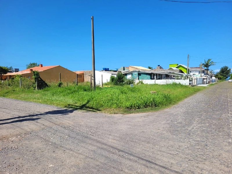 TERRENO DE ESQUINA COM 125M² | 3 QUADRAS DO MAR