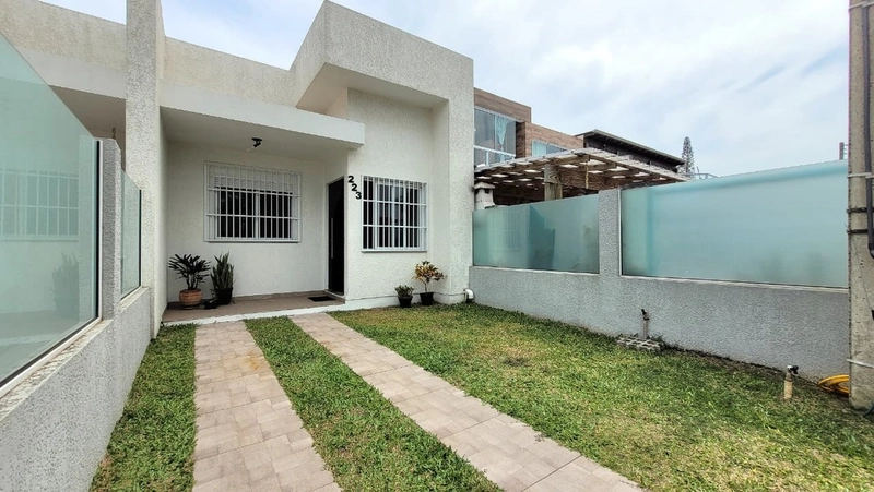 CASA 1 QUADRA DO MAR - 2 DORMITÓRIOS (1 SUÍTE)