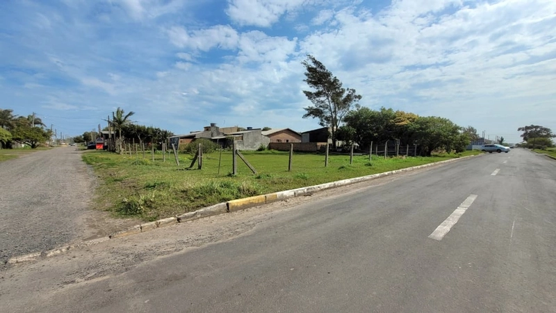 TERRENO DE ESQUINA EM 60X PRA PAGAR COM PEQUENA ENTRADA