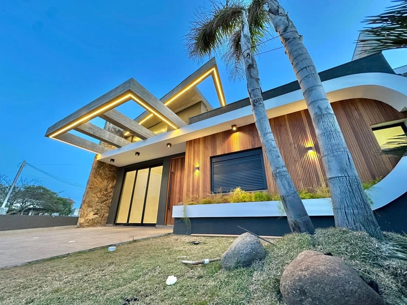 CASA ALTO PADRÃO - 2 QUADRAS DO MAR - 3 SUÍTES - PISCINA: 2ª foto da galeria de imagens do imóvel
