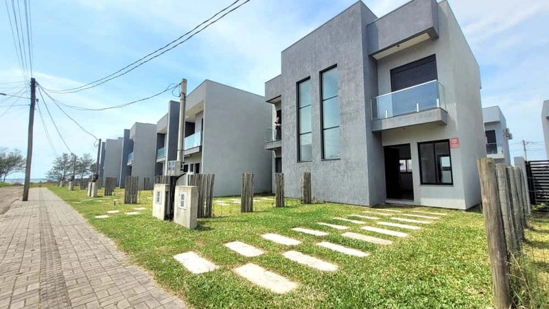 DUPLEX HÁ 50 METROS DA BEIRA MAR - 2 DORMITÓRIOS C/ SACADA