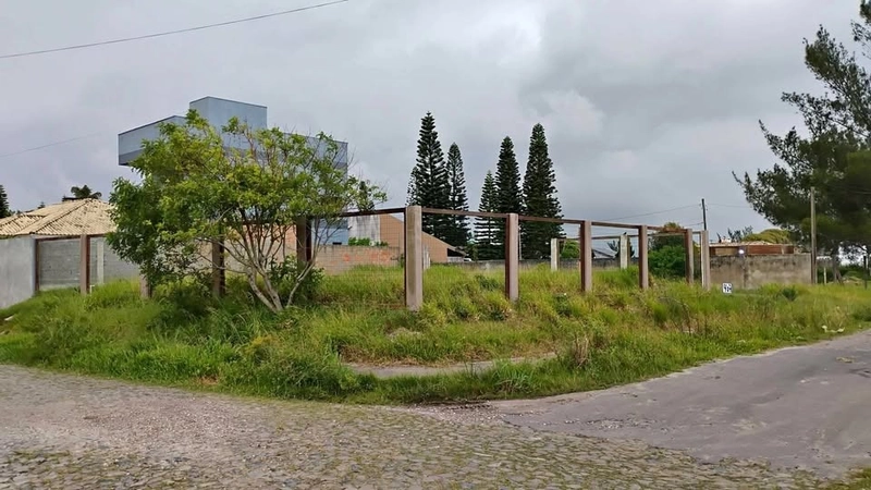 TERRENO DE ESQUINA HÁ 1 QUADRA DO MAR NO GUARANI