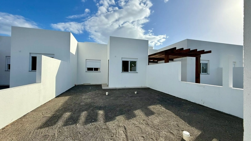 CASA 2 DORMITÓRIOS (1 SUÍTE) | FRENTE AVENIDA | ACEITA MCMV