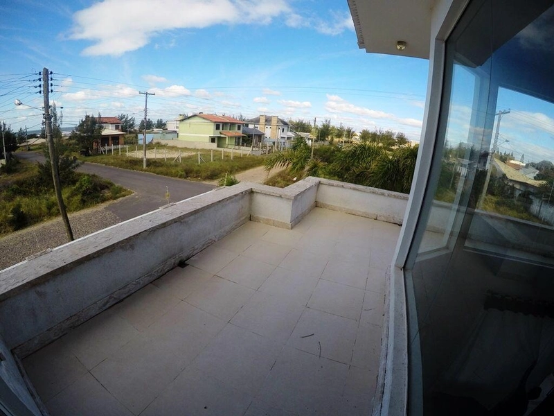 MANSÃO DE ESQUINA HÁ 1 QUADRA DO MAR EM CAPÃO DA CANOA: 12ª foto da galeria de imagens do imóvel