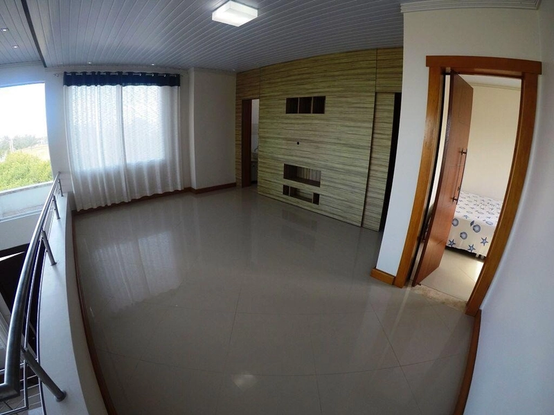 MANSÃO DE ESQUINA HÁ 1 QUADRA DO MAR EM CAPÃO DA CANOA: 7ª foto da galeria de imagens do imóvel