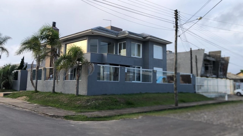 MANSÃO DE ESQUINA HÁ 1 QUADRA DO MAR EM CAPÃO DA CANOA