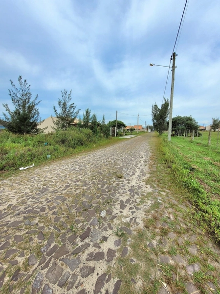 TERRENO FRENTE ÁREA VERDE - 2 QUADRAS DO MAR - 24X PRA PAGAR !: 3ª foto da galeria de imagens do imóvel