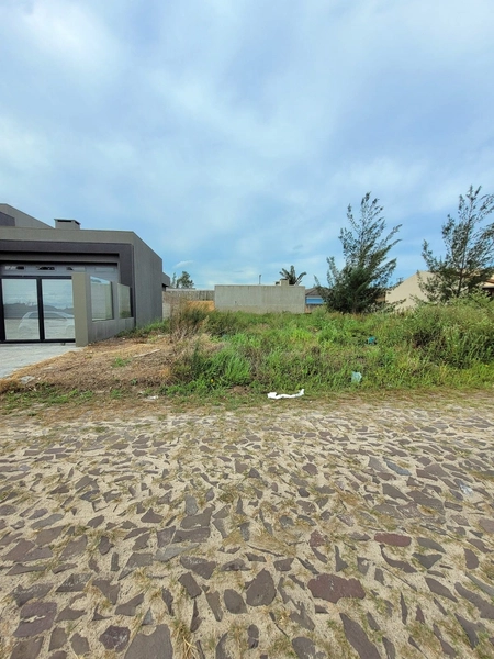 TERRENO FRENTE ÁREA VERDE - 2 QUADRAS DO MAR - 24X PRA PAGAR !: 1ª foto da galeria de imagens do imóvel