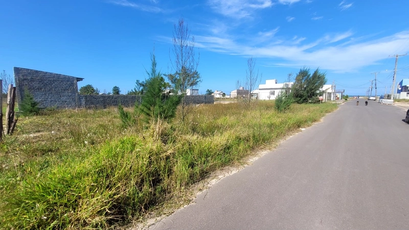 Terreno de esquina com 412m² apenas 3 quadras do mar: 1ª foto da galeria de imagens do imóvel