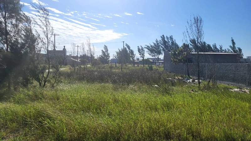 Terreno de esquina com 412m² apenas 3 quadras do mar: 4ª foto da galeria de imagens do imóvel