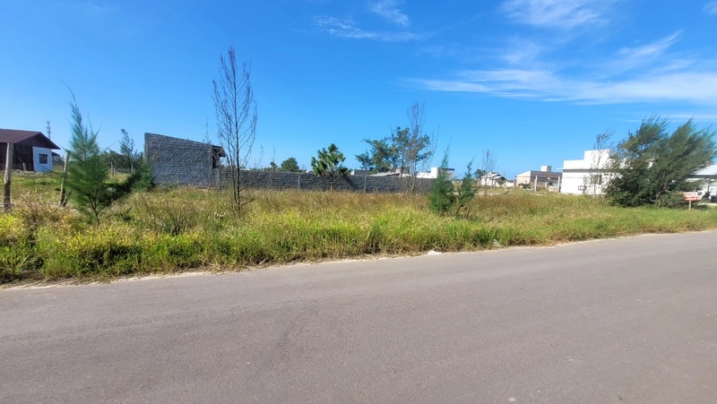 Terreno de esquina com 412m² apenas 3 quadras do mar: 3ª foto da galeria de imagens do imóvel
