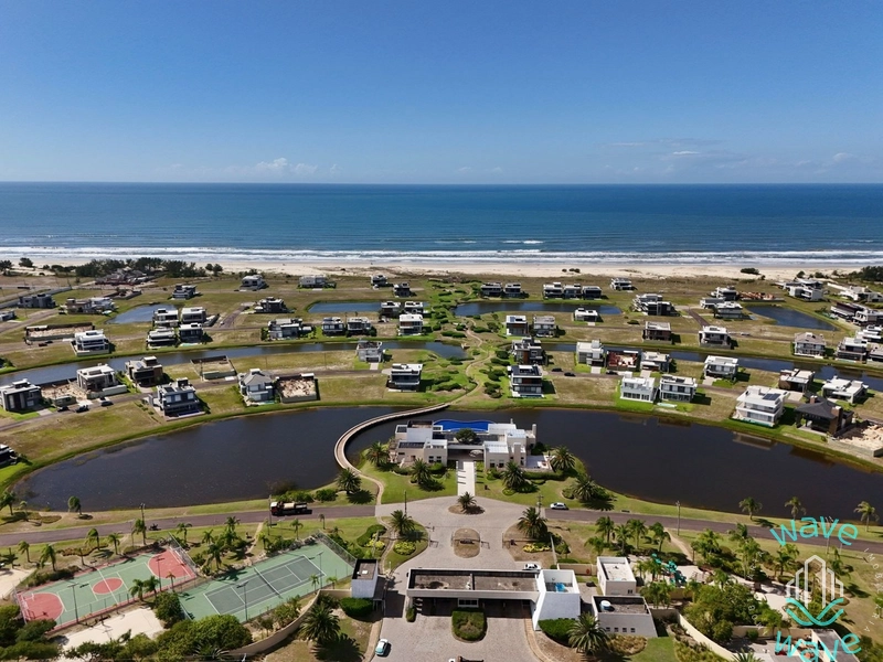 CASA FUNDOS LAGO EM CONDOMÍINIO A BEIRA MAR EM CAPÃO DA CANOA/RS: 4ª foto da galeria de imagens do imóvel