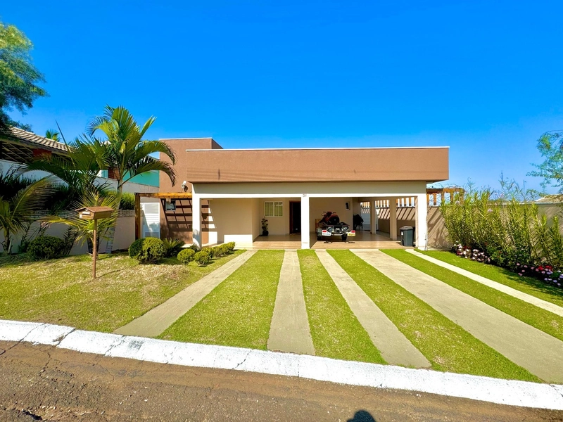 casa estilo casa de campo no Flamboyan: 1ª foto da galeria de imagens do imóvel