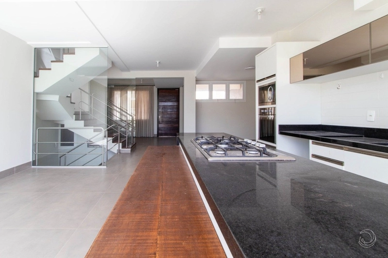 Casa Duplex em condomínio fechado com 3 suítes e 3 vagas: 1ª foto da galeria de imagens do imóvel