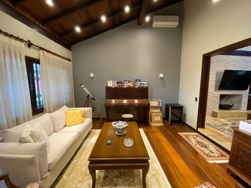 Casa a venda na Agronômica, semi-mobiliada, 251,02m² privativos: 1ª foto da galeria de imagens do imóvel