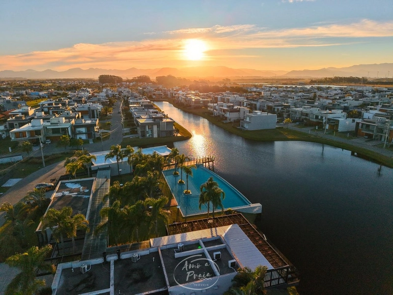 Sobrado com 4 Suítes e Piscina no Condomínio Sunset: 42ª foto da galeria de imagens do imóvel