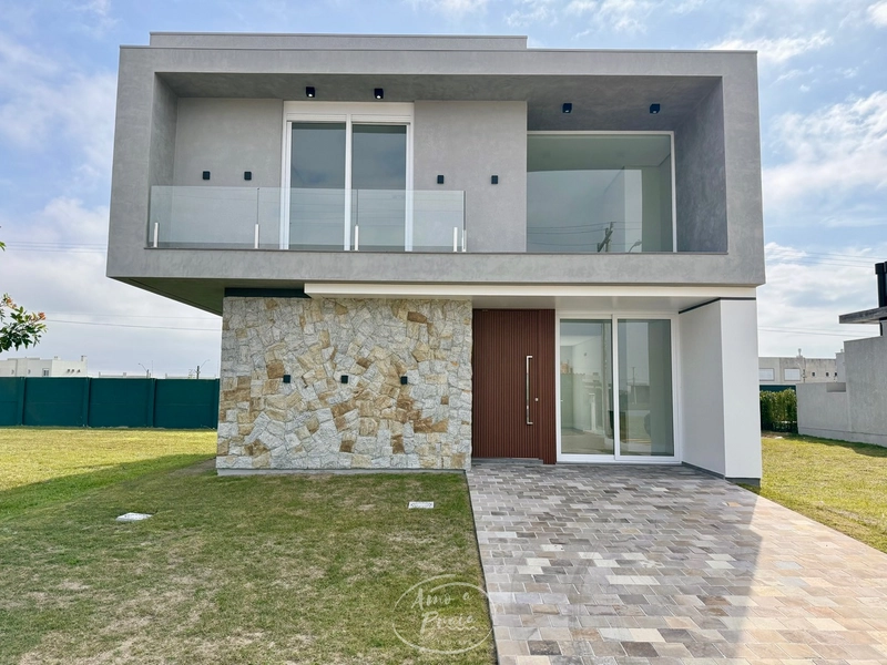 Sobrado à Venda no Condomínio Zen em Xangri-Lá |4 Suítes e Piscina