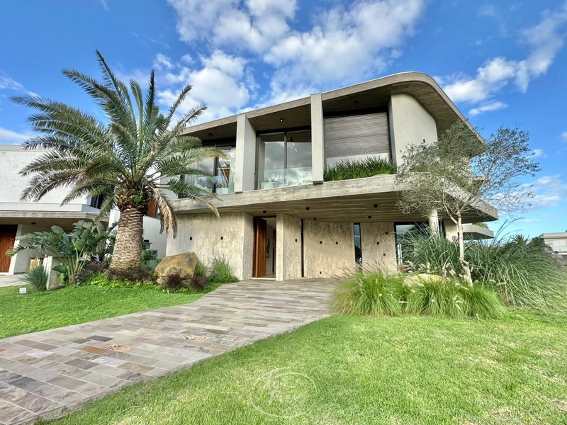 Lindo Sobrado Beira Lago - Sobrado no Enseada!: 1ª foto da galeria de imagens do imóvel