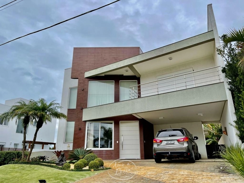 Sobrado com 5 suítes no Condomínio Condado de Capão