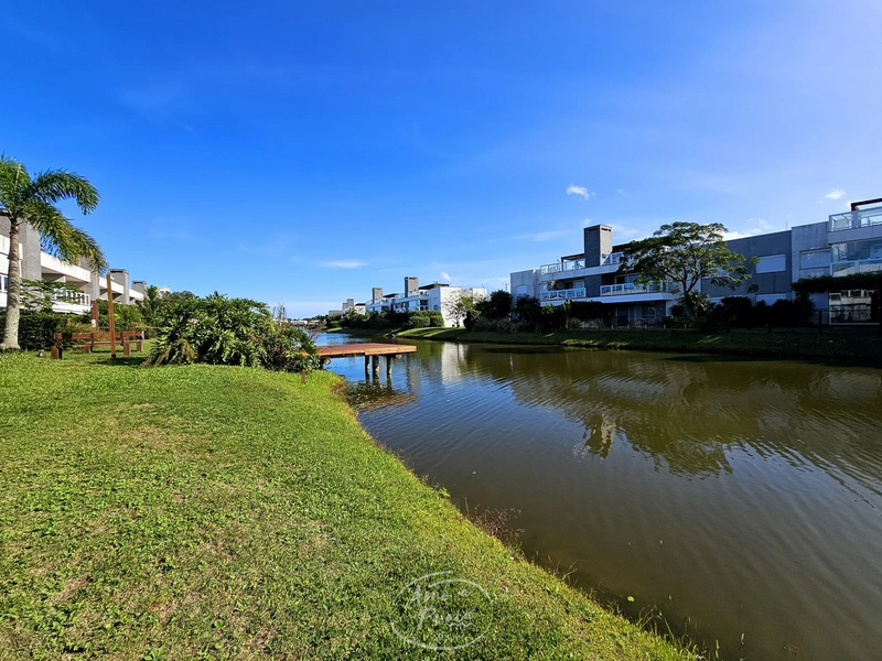 Apartamento com pátio beira lago!: 30ª foto da galeria de imagens do imóvel