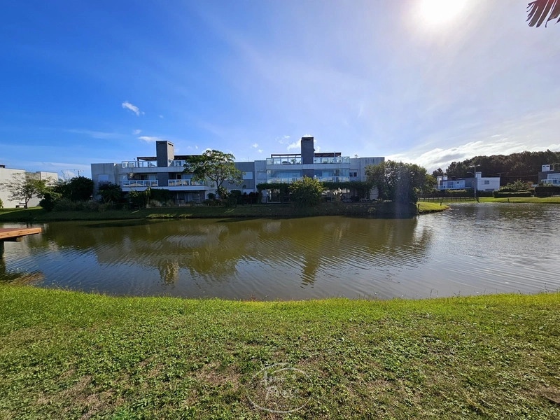 Apartamento com pátio beira lago!: 29ª foto da galeria de imagens do imóvel