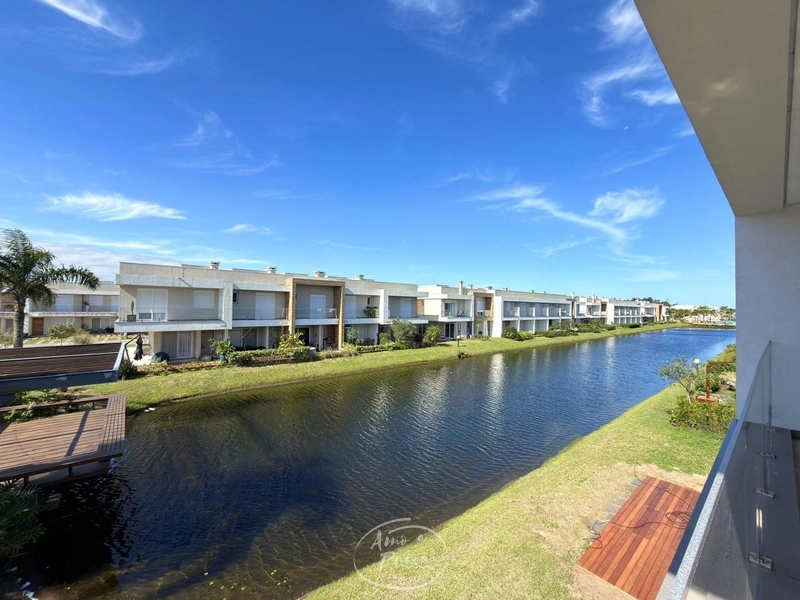 Casa beira-lago no Condomínio Murano Resort em Capão da Canoa: 3ª foto da galeria de imagens do imóvel