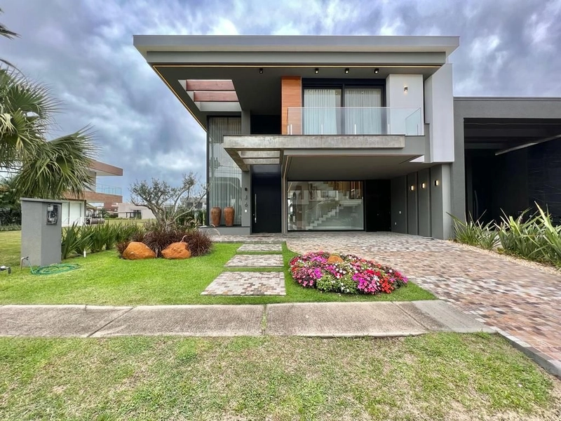 Belíssimo Sobrado Beira Lago