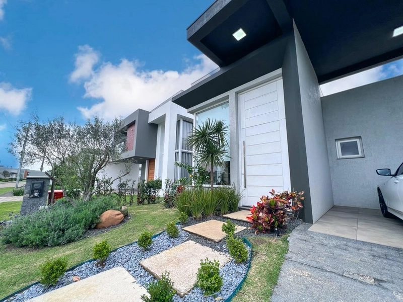 Casa Térrea à Venda em Xangri-Lá com 4 Suítes e Vista para o Lago