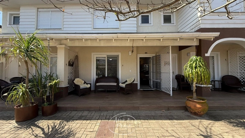 Casa mobiliada com pergolado fechado aos fundos: 1ª foto da galeria de imagens do imóvel