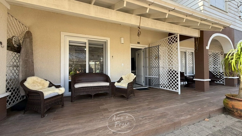 Casa mobiliada com pergolado fechado aos fundos: 2ª foto da galeria de imagens do imóvel