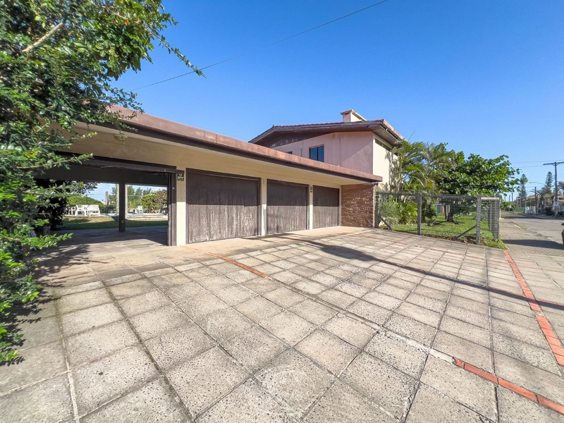 Sobrado em 2 terrenos na praia de Atlântida: 1ª foto da galeria de imagens do imóvel