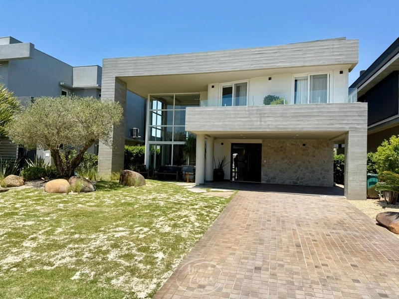 SOBRADO NO CONDOMÍNIO ENSEADA: 1ª foto da galeria de imagens do imóvel