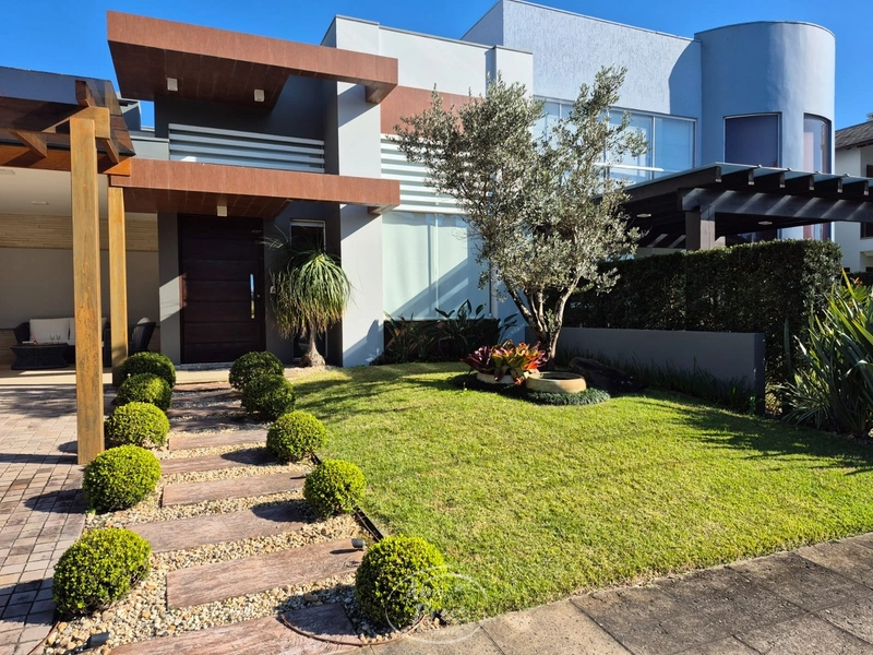 BELÍSSIMA RESIDÊNCIA NO CONDOMÍNIO CONDADO DE CAPÃO