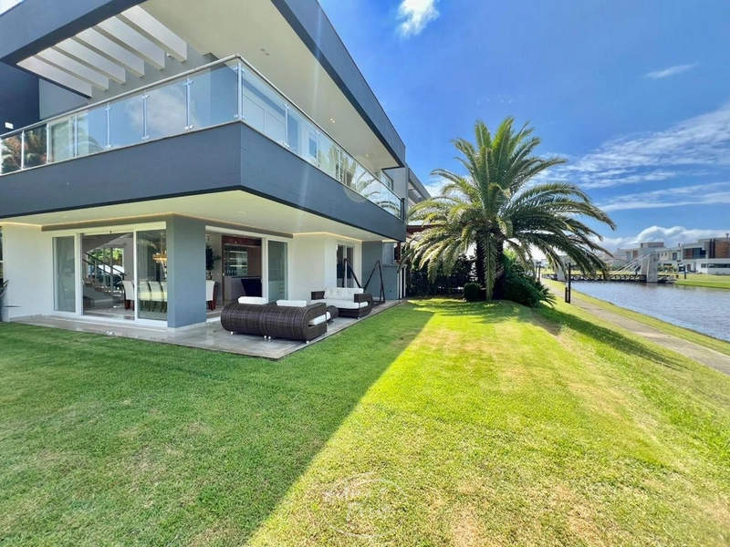 Casa beira-lago no Capão Ilhas com vista panorâmica e pé-direito alto