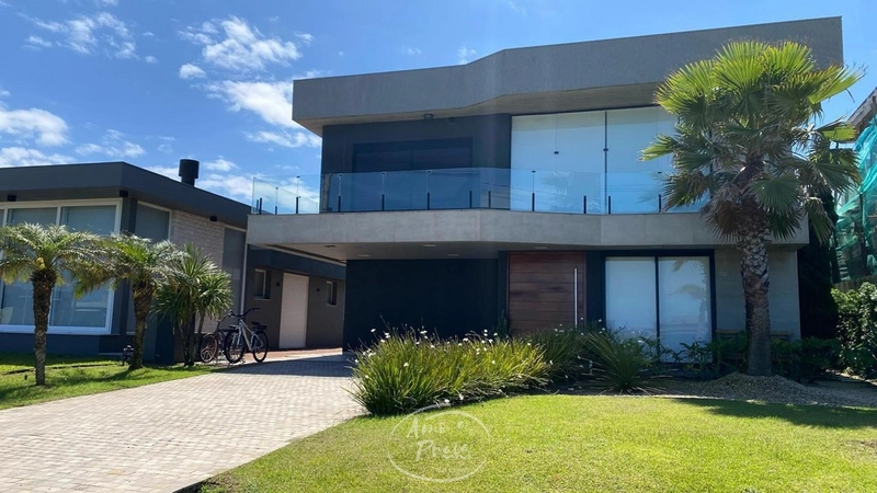 Sobrado de Alto Padrão com Arquitetura Imponente