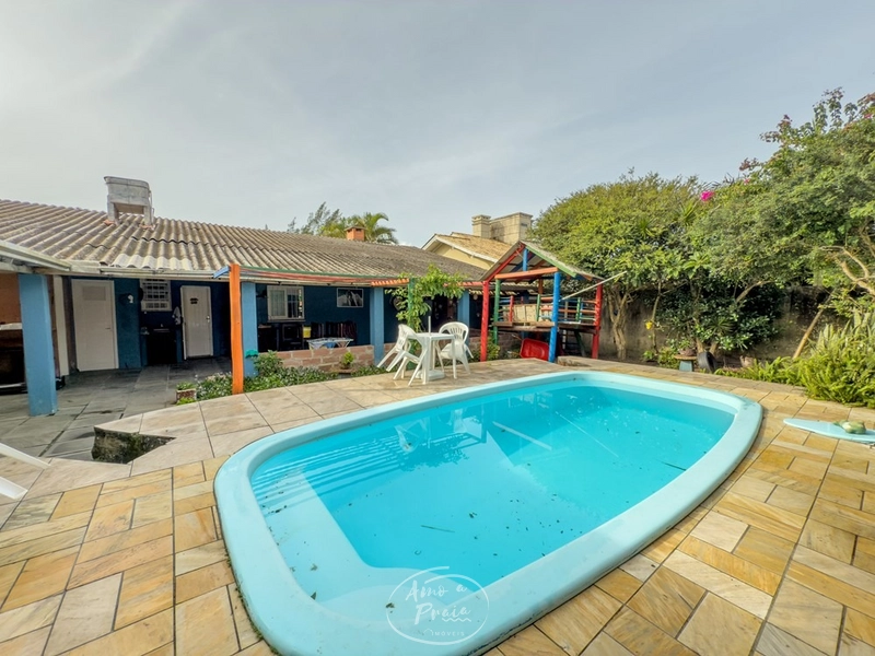 Casa com 3 dormitórios e piscina em Atlântida: 3ª foto da galeria de imagens do imóvel