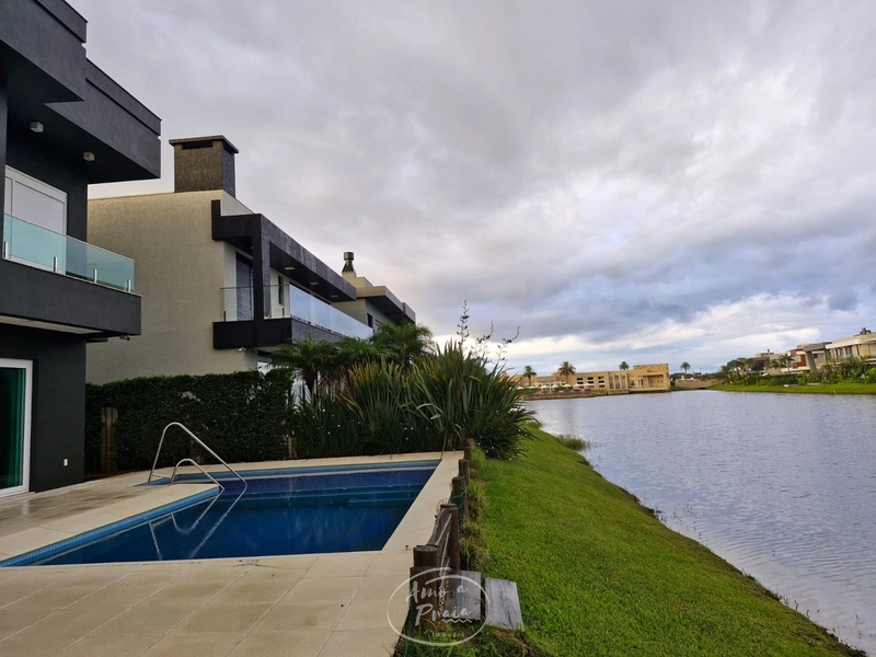 CASA NA ENSEADA: 51ª foto da galeria de imagens do imóvel