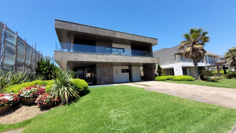 SOBRADO Á VENDA CONDOMÍNIO A BEIRA MAR